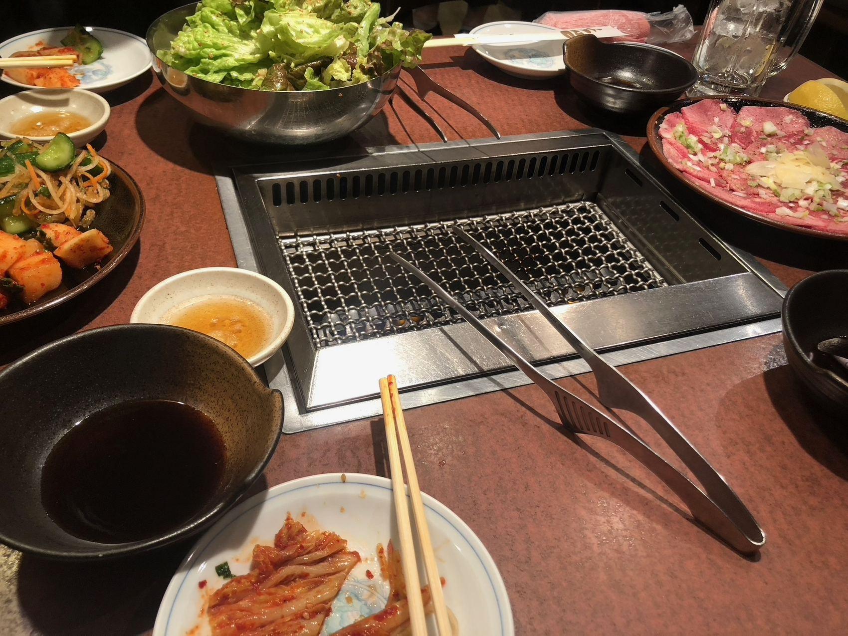炭火の網を囲むテーブル